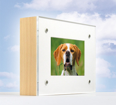 Tierurne mit Bild vor Himmel